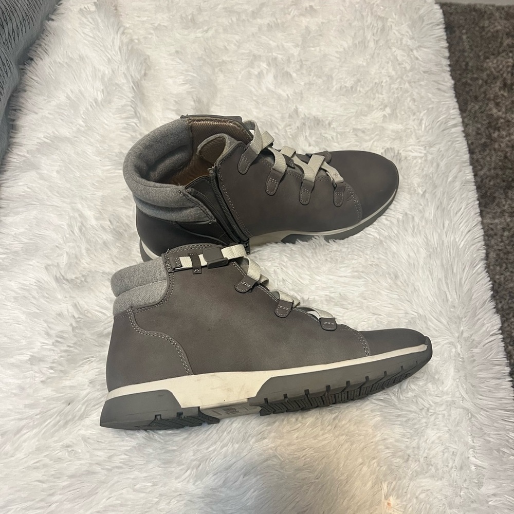 Shoes - Picture 4 of 4
